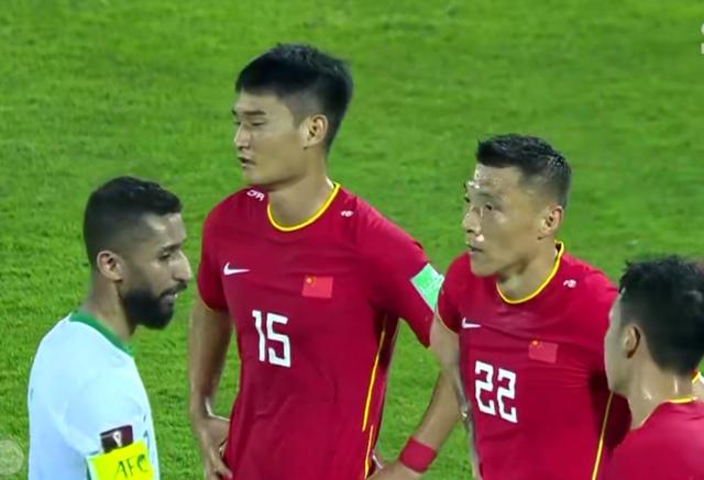 中国男足赢得尊重，李霄鹏换人收奇效！颜骏凌进步，于大宝该批