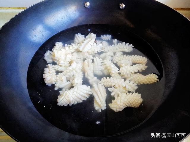 鱿鱼花怎么做好吃？和它搭配，几分钟炒一盘，脆嫩爽口无腥味