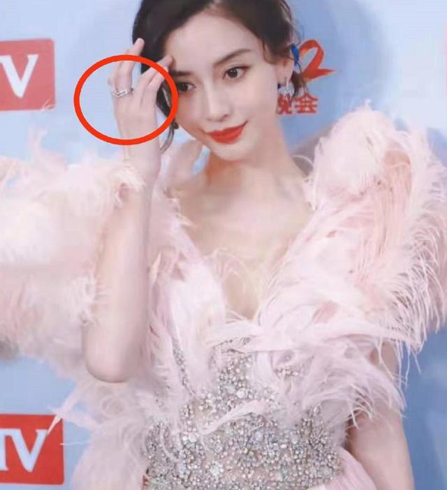 然而就在网友以为黄晓明和杨颖感情重回往日甜蜜时,两人却突然官宣了