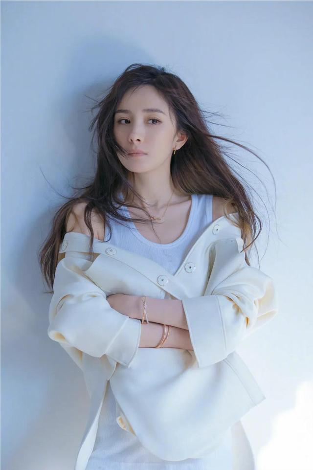 午后阳光中悠悠的杨幂，明媚温光中的美，谁能欣赏？