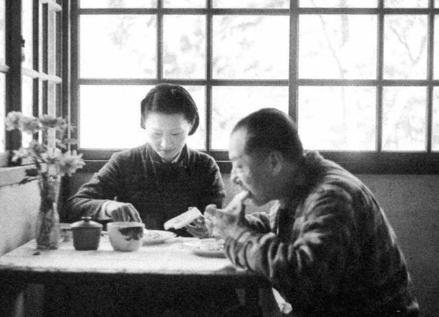 于凤至和赵一荻临终前，都交待为张学良留墓穴，张学良最后选择谁