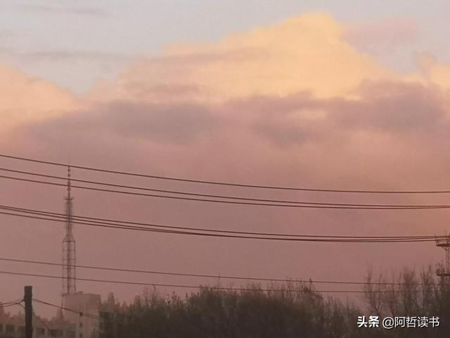 傍晚的天空，今日大不同，西边飘阴云，东边飞彩霞