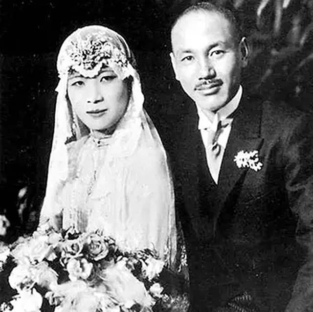 03年宋美龄在梦中去世，隔天清晨遗体被裹在羊毛毯中送出公寓