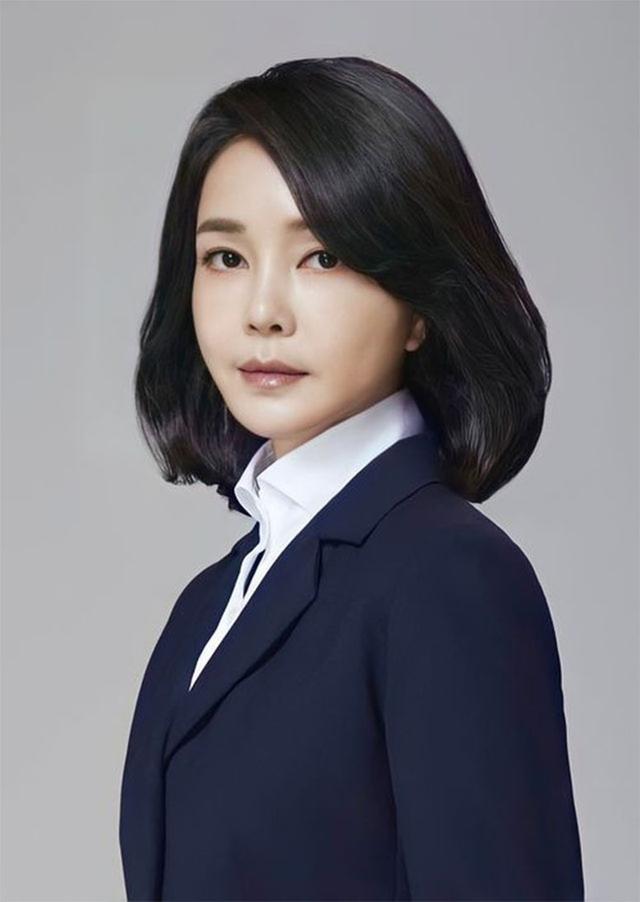 金建希：韩国新总统的美貌夫人，颜值即正义，丈夫政敌也为她痴笑
