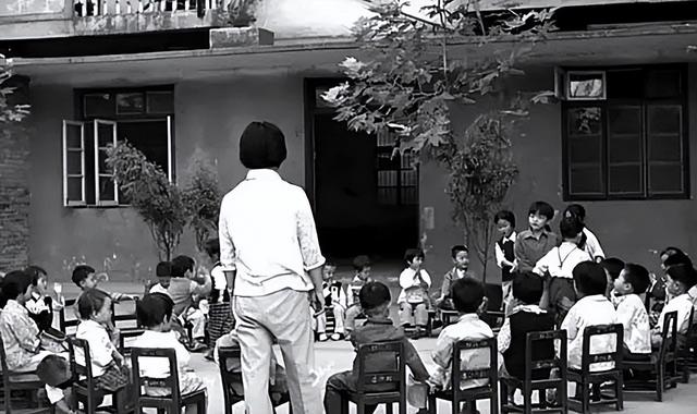 1930年，三子毛岸龙秘密入读大同幼儿园，留下此生唯一的两张照片