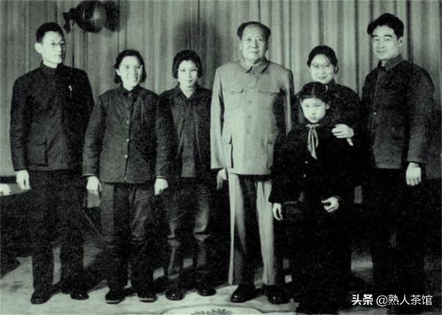 李敏婚礼现场，毛主席将两个孩子揽入怀中，毛远志：我忘不了那天