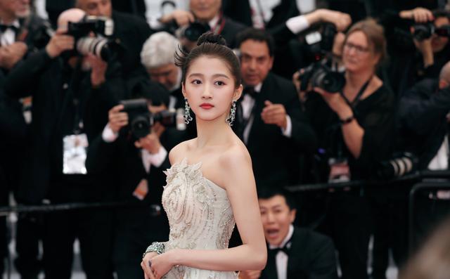 关晓彤的身份证号是多少——关晓彤的身高与体重