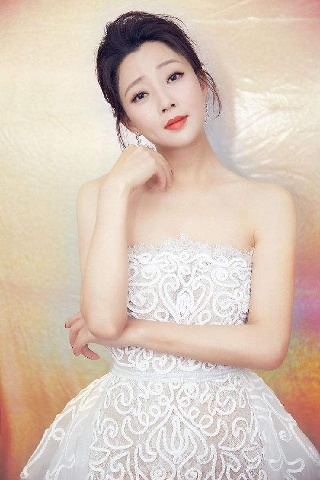 殷桃，那些进入她世界的男人都成了过客，她要追求的底是什么？