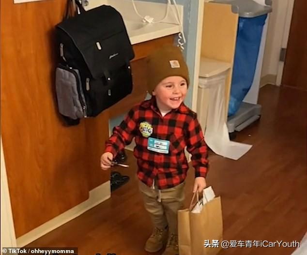 TikTok感人时刻：蹒跚学步的男孩第一次看到自己刚出生的弟弟