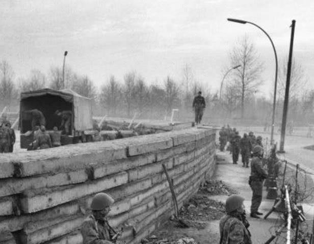 乌克兰抱美国大腿可靠吗？1975年毛主席断言：美国人保护不了欧洲
