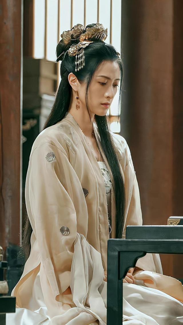 隋俊波：父亲禁止她恋爱，错过靳东保剑锋后被催婚，如今怎样了？
