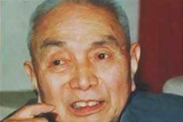 老蒋：你说郭汝瑰是地下党，证据呢？杜聿明：他家沙发有补丁