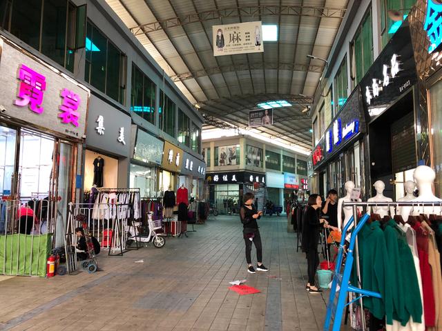网店衣服进货渠道（服装尾货如何找到货源渠道）(2)