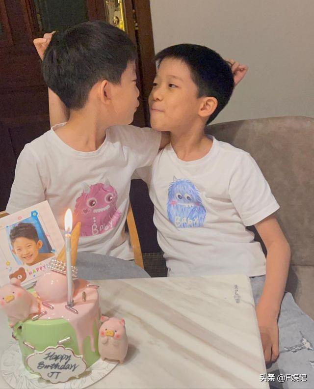周家伟和大儿子一起亲了小儿子的脸颊庆祝生日。洪天明因公出差无法回家庆祝。
(图5)