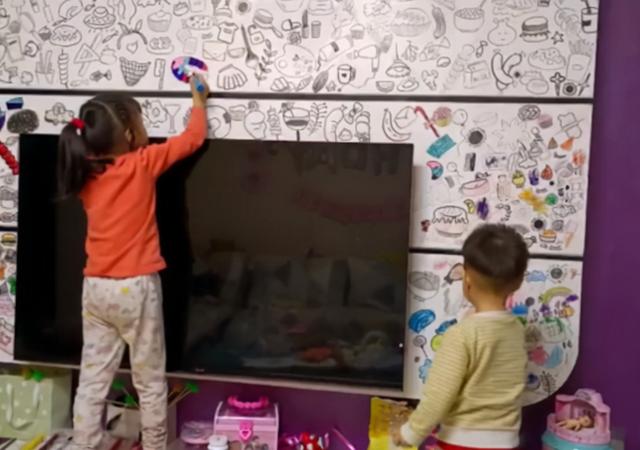 河南一妈妈“纵容”姐弟在墙上画画，意外收获独一无二的电视墙