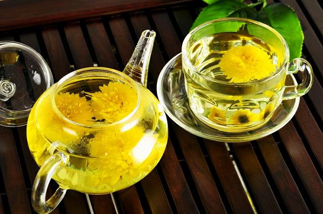 喝菊花茶能去火，还能降血压？医生：好处再多，4类人也要少碰