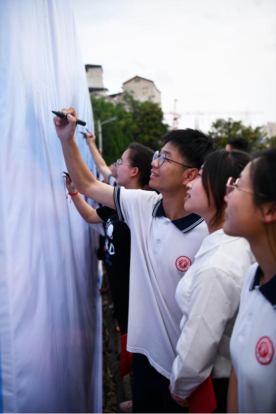 看！这是余庆中学的成人礼！！！