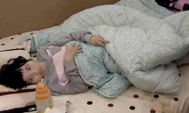 湖南一男子狠心抛弃瘫痪的女友，和别人结婚生子，女友：我理解他