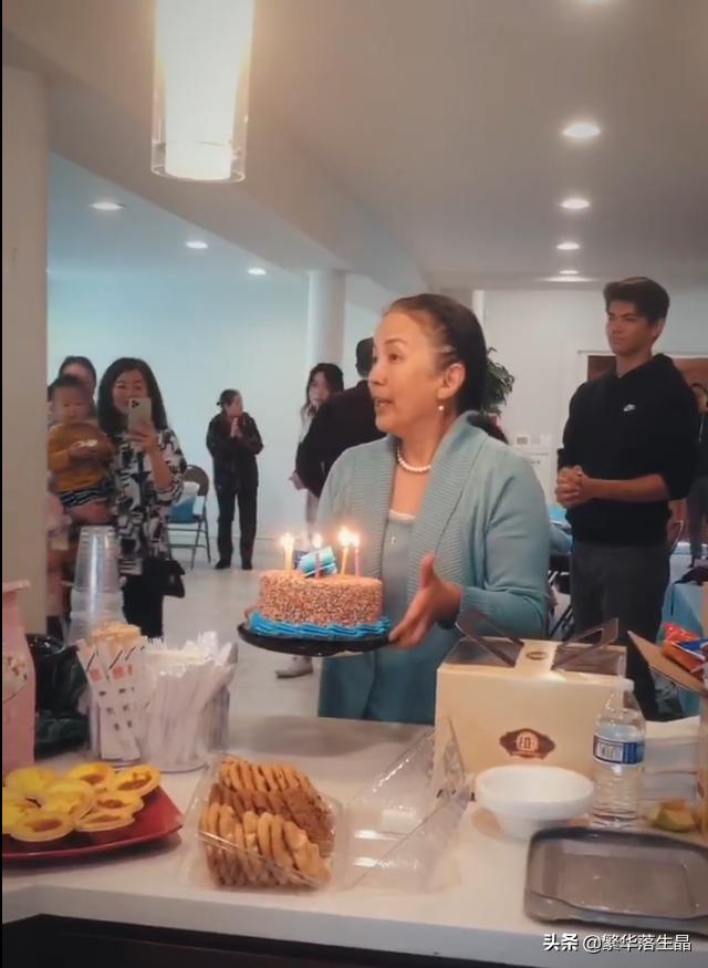 吕丽萍喜迎62岁生日，老公孙海英深情献花，两人感情甜蜜