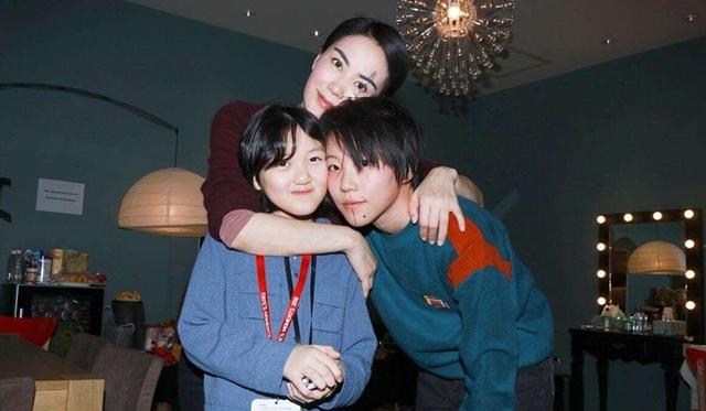 没被唇腭裂毁掉！作品价值百万，闺蜜个个大牌，李嫣如何做到的？