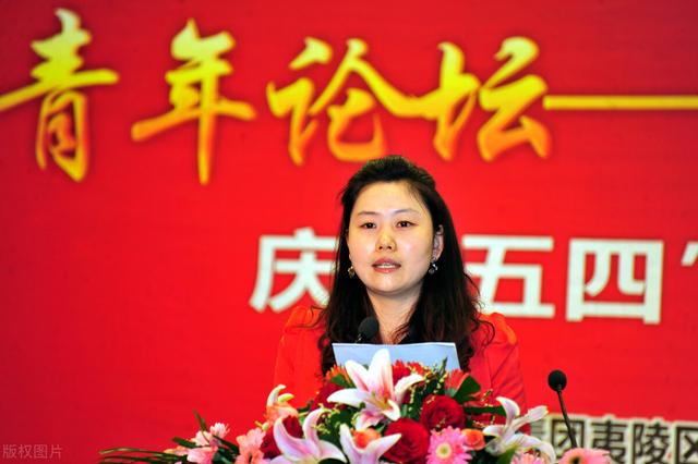 致青年，我把初心赌明天；在一起，我依然在你中间；