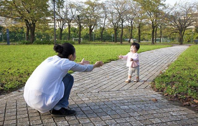 三个不起眼的动作，其实一不小心，就容易对宝宝的脊柱造成大伤害