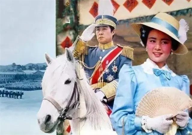 锅炉工父亲娶了个懒后妈，不做家务爱打扮，44年后才知她的身份