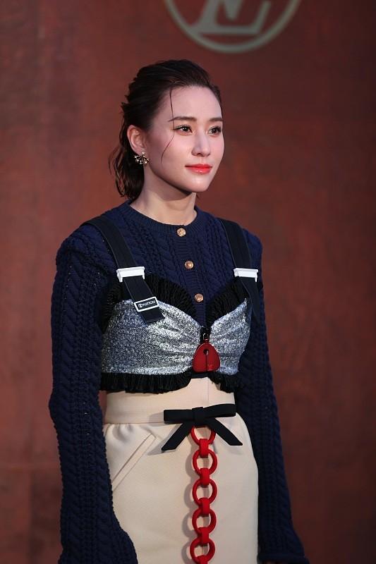 30岁的何超莲真有女人味 银色 内衣 个性高级 看着成熟大气 全网搜