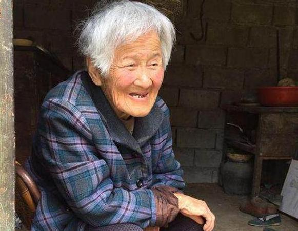 陕西九旬老妇一生拒上户口，临终前拿出一张旧照，揭开真实身份