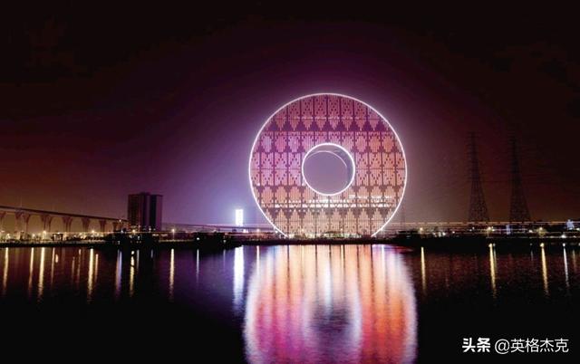 美國遊客到廣州旅行，看到銅錢大廈後直言：這設計很奇怪