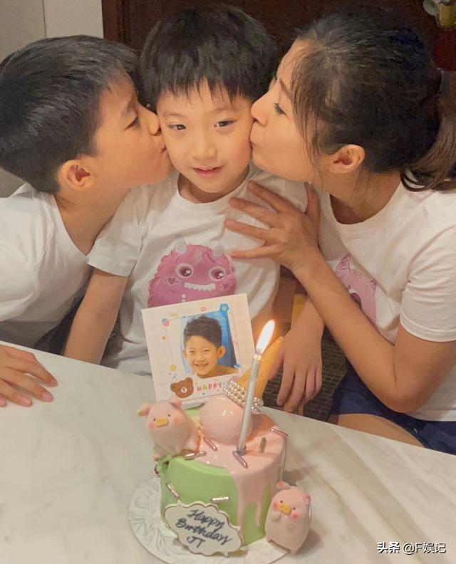 周家伟和大儿子一起亲了小儿子的脸颊庆祝生日。洪天明因公出差无法回家庆祝。
(图3)