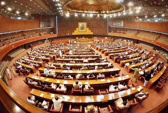 亲美派使坏成功，巴基斯坦议会通过决议，现任总理或在一周内下台