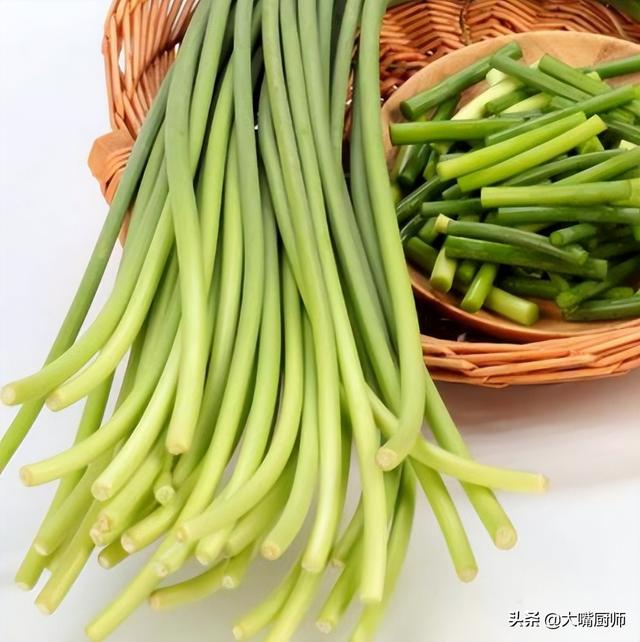 腌蒜薹有讲究，分享母亲用了40年的方法，腌好酸辣爽脆，能放一年