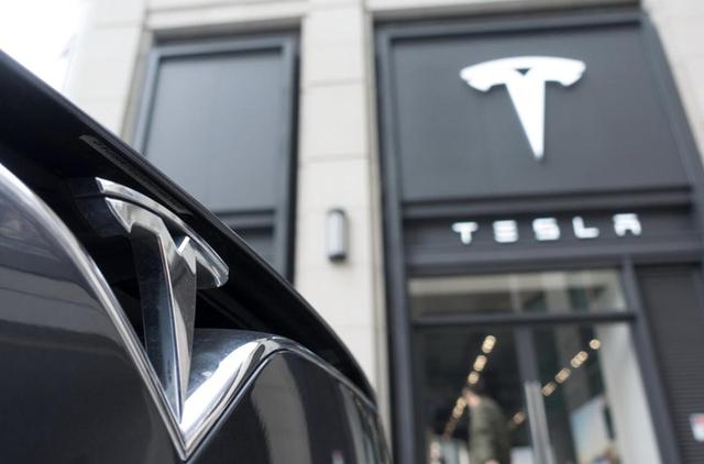 马斯克收割“智商税”，嘲笑苹果高价抹布，特斯拉推出同价钥匙扣