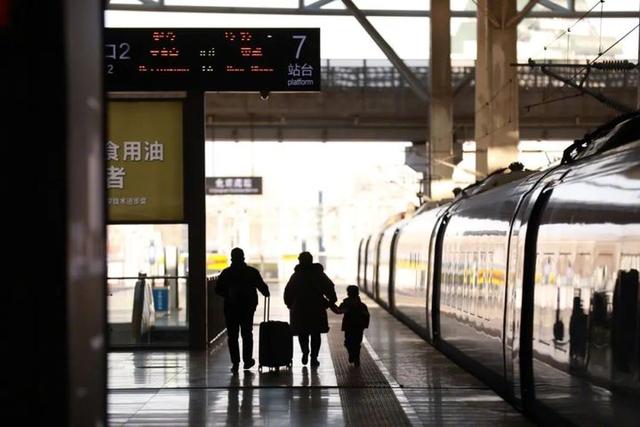 多趟跨省列车停运！五一能跨省出游吗？专家：倡导就地过节