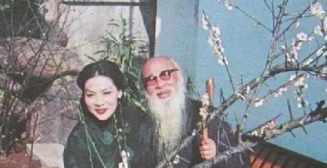 15岁嫁给张大千，相伴25年为他生下8个孩子，40岁为何坚决离婚？