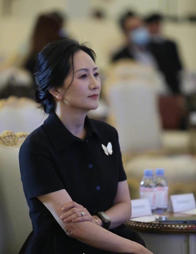 孟晚舟回国首次亮相，一袭Polo裙出席华为发布会，眼眸坚定有毅力