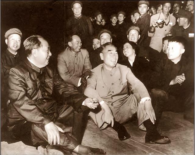 周恩来去世，主席两度落泪却截然不同，一次无声，一次嚎啕大哭