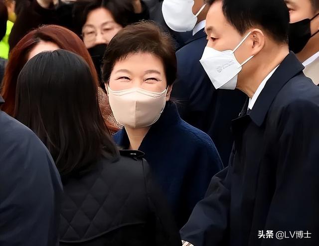 韩国政坛风云再起！尹锡悦向文在寅施压，朴槿惠力挺“亲信”从政