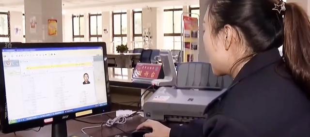 湖南一男子狠心抛弃瘫痪的女友，和别人结婚生子，女友：我理解他
