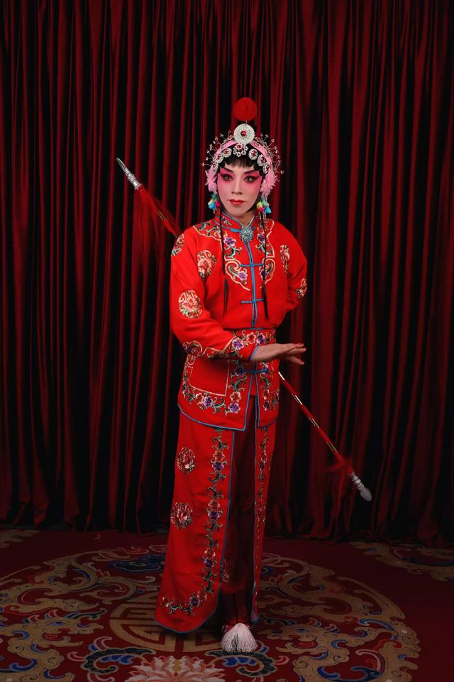实拍剧团旦角化妆过程