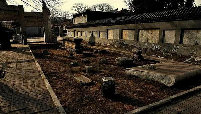 1966年北京发现李莲英墓地，机关被铁丝破解，进去发现紫红色棺材
