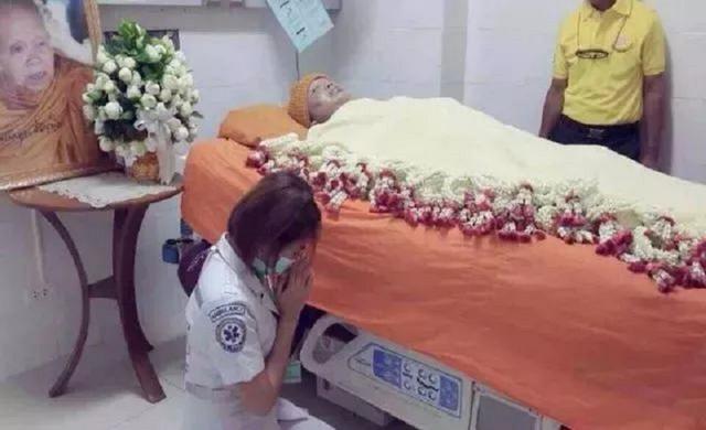 泰国92岁高僧：一生捐款超12亿，国王向他下跪，送葬队伍长16公里