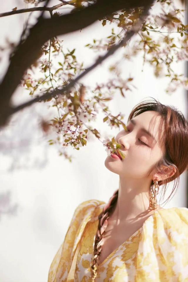唐艺昕身穿鹅黄色连衣裙笑意盈盈，春日户外随拍真的美到心坎里了