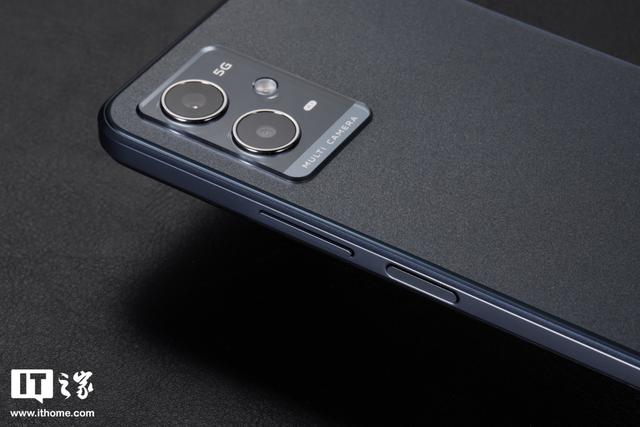 「IT之家开箱」vivo Y33s 5G 手机图赏：清蓝微光，经典深邃