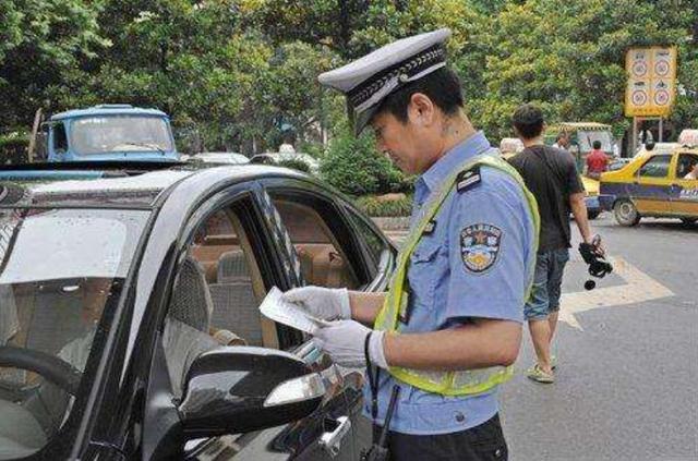 因汽车年审逾期被罚，女车主不服，新车不是6年免检吗？