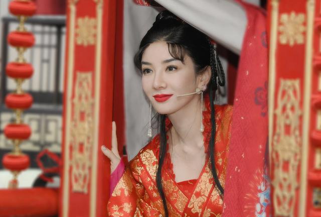 演袁不屈的师小红是《上错花轿嫁对郎》几位主演中年龄最大的,1962年