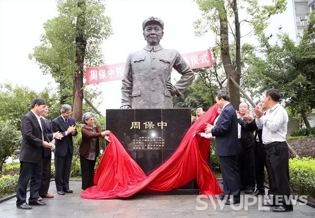 传奇！他15岁辍学当兵，后升为将军，出任这所大学首任院长！