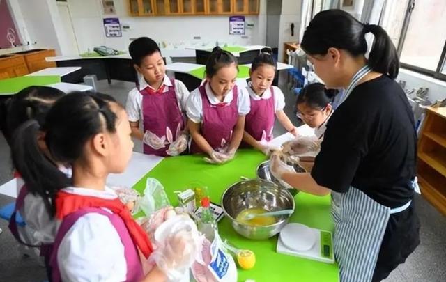 中小学生迎来新消息，教育部官宣9月份开启，家长：是来救我们的