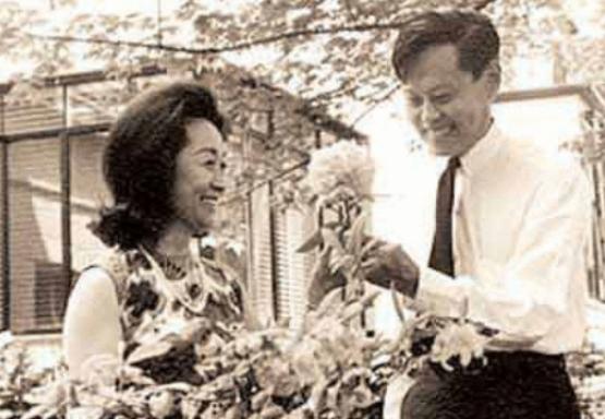 杨振宁见到杜聿明时称杜先生好，周总理笑了笑说：该叫岳父